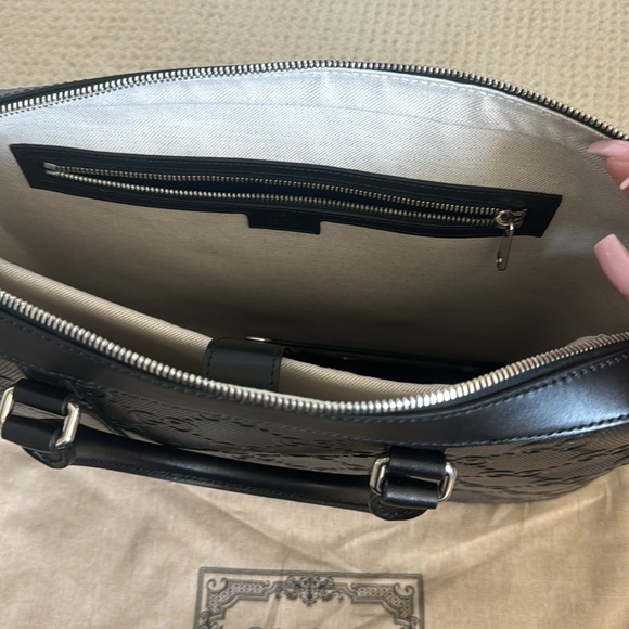 New-Gucci leather bag. Can be used for work or travel. fit laptop & work files. - Picture 3 of 7